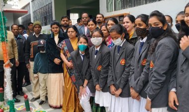 लोहिया नगर माउंट  कार्मल हाई स्कूल के निदेशीका मीनू सिंह ने झंडोतोलन किया।