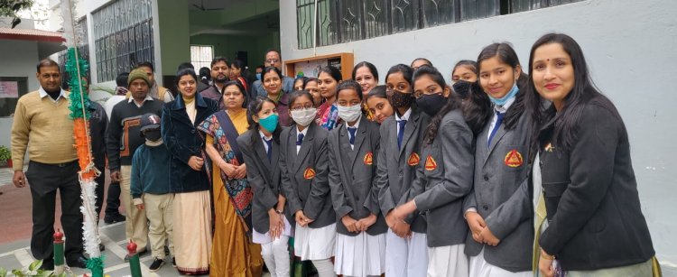 लोहिया नगर माउंट  कार्मल हाई स्कूल के निदेशीका मीनू सिंह ने झंडोतोलन किया।