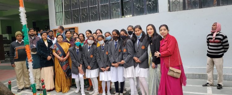 लोहिया नगर माउंट  कार्मल हाई स्कूल के निदेशीका मीनू सिंह ने झंडोतोलन किया।