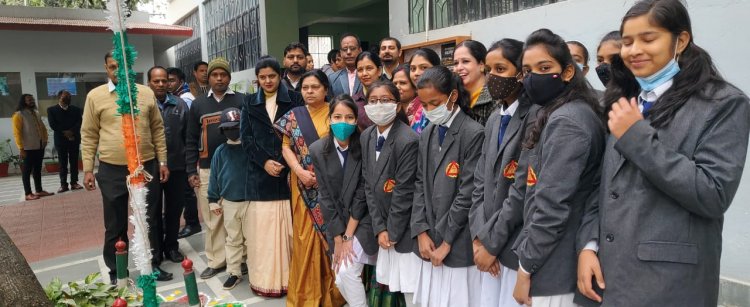 लोहिया नगर माउंट  कार्मल हाई स्कूल के निदेशीका मीनू सिंह ने झंडोतोलन किया।