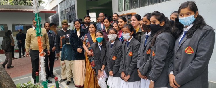 लोहिया नगर माउंट  कार्मल हाई स्कूल के निदेशीका मीनू सिंह ने झंडोतोलन किया।