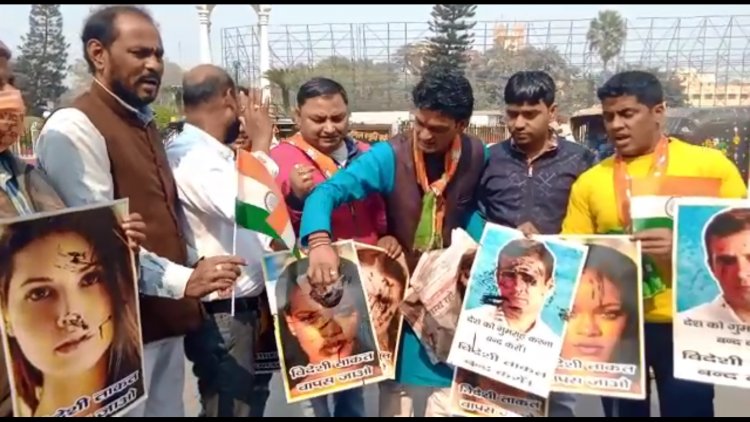 विदेशी सेलेब्रिटी के खिलाफ पटना के कारगिल चौक पर प्रदर्शन |