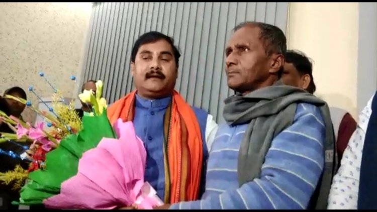 खाद एवं भूतत्व मंत्री जनक राम ने भी पदभार संभाला, ऑफिस कार्यालय के चपरासी से ही उन्होंने कहा कि मुझे सम्मानित करो |