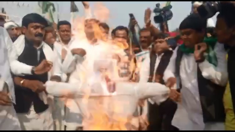 महंगाई के विरोध में राजद द्वारा प्रधानमंत्री का फूंका पुतला