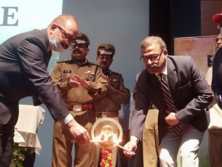 बिहार पुलिस सप्ताह, 22-27 फरवरी, 2021 के कार्यक्रम में मुख्य अतिथि, गृह सचिव आमिर सुबहानी, डीजीपी एस. के. सिंघल, समेत कई अधिकारीगण मौजूद।