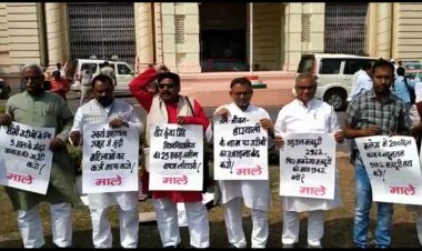 भाकपा माले के विधायकों ने आज विधानसभा के बाहर  कई मुद्दों को लेकर प्रदर्शन किया |