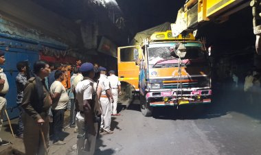 आलमगंज थाना क्षेत्र के नई सड़क स्थित रेलवे गुमटी के पास तेज रफ्तार से जा रही ट्रक ने साइकिल सवार एक व्यक्ति को कुचला, हुई मौत, आक्रोशित लोगों ने की ट्रक में तोड़फोड़।