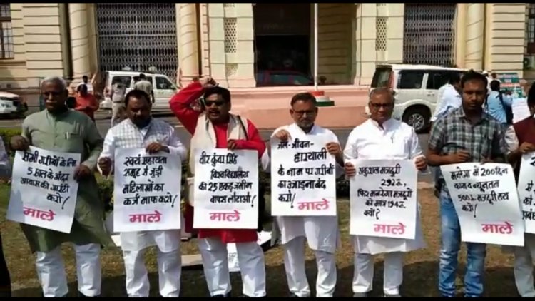 भाकपा माले के विधायकों ने आज विधानसभा के बाहर  कई मुद्दों को लेकर प्रदर्शन किया |