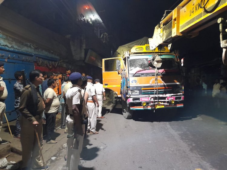 आलमगंज थाना क्षेत्र के नई सड़क स्थित रेलवे गुमटी के पास तेज रफ्तार से जा रही ट्रक ने साइकिल सवार एक व्यक्ति को कुचला, हुई मौत, आक्रोशित लोगों ने की ट्रक में तोड़फोड़।