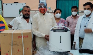 केंद्रीय मंत्री रविशंकर प्रसाद ने लोक नायक जय प्रकाश नारायण अस्पताल को उपलब्ध कराये ऑक्सीजन कंसट्रेटर ।