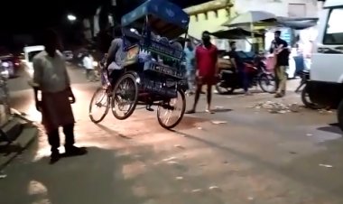 रिक्शा चालक के हैरतअंगेज कारनामे से लोग अचंभित