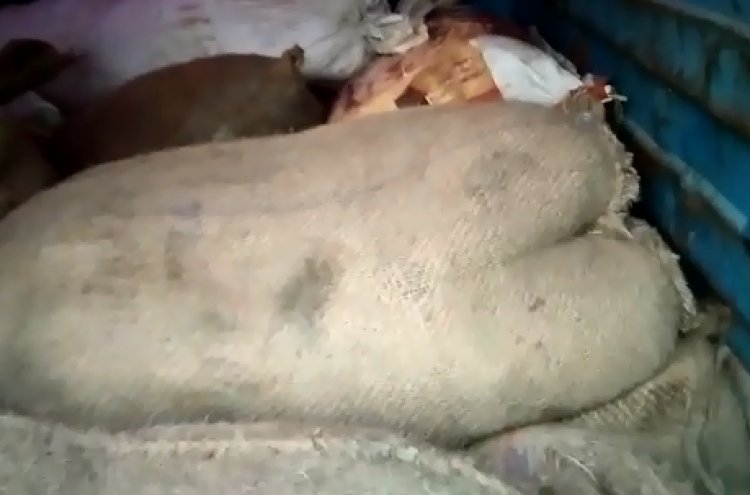 बिहार में शराबबन्दी में शराब में  पिकअप-वेन सहित शराब पकड़ी गई वहीं चालक भागने में सफल रहा ।