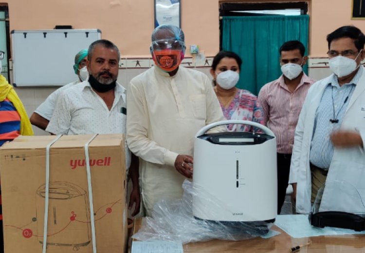 केंद्रीय मंत्री रविशंकर प्रसाद ने लोक नायक जय प्रकाश नारायण अस्पताल को उपलब्ध कराये ऑक्सीजन कंसट्रेटर ।