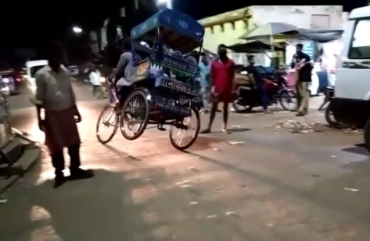 रिक्शा चालक के हैरतअंगेज कारनामे से लोग अचंभित