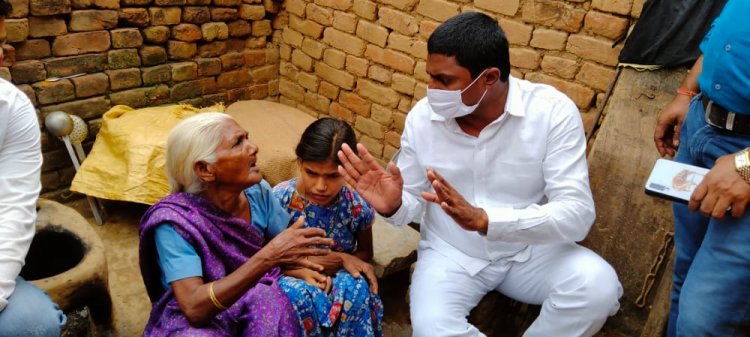 आंखें न्यूज़ 24 के खबर का असर, शौचालय में रह कर गुजर बसर करने वाली दादी और पौती को जाप की मदद ।