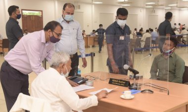 नीतीश कुमार ने जनता दरबार में हाजिर होकर लोगों की सुनी शिकायतें
