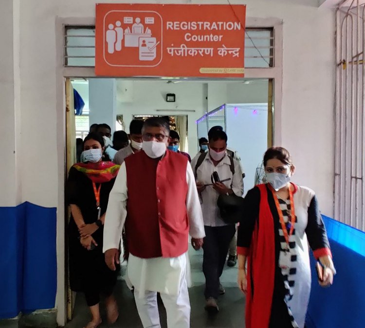 रविशंकर प्रसाद पाटलिपुत्रा के पोलटेक्निक टिकाकरण केंद्र का किया मुआयना