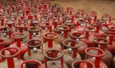 महीने की शुरुआत में एलपीजी गैस सिलेंडर के दामों में वृद्धि देखने को मिली