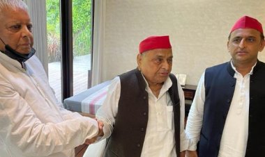आरजेडी के सुप्रीमो लालू प्रसाद यादव ने की मुलायम सिंह से मुलाकात