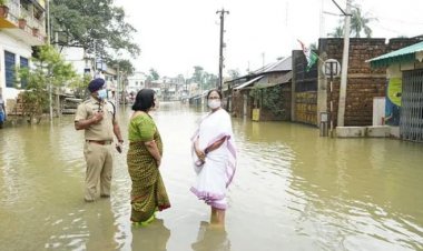 बंगाल : बाढ़ प्रभावित इलाकों में ममता का दौरा, पीड़ितों से मुलाकात, बोलीं- दिल्ली भेजेंगे प्रतिनिधिमंडल