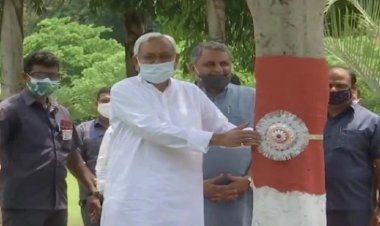 बिहार: रक्षाबंधन के मौके पर CM नीतीश ने पेड़ को बांधी राखी