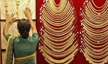 एक महीने के ऊंचे स्तर पर पहुंचकर फिर गिरा सोना