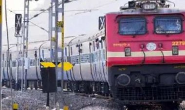 बिहार: हायाघाट व थलवारा में रेलवे ट्रैक व स्टेशन पर चढ़ा बाढ़ का पानी, कई ट्रेनों के परिचालन में बदलाव