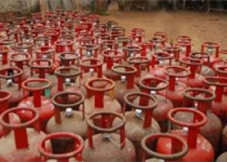 महीने की शुरुआत में एलपीजी गैस सिलेंडर के दामों में वृद्धि देखने को मिली