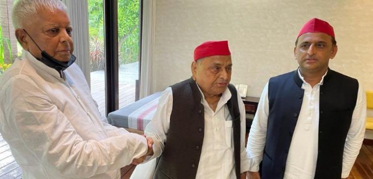 आरजेडी के सुप्रीमो लालू प्रसाद यादव ने की मुलायम सिंह से मुलाकात