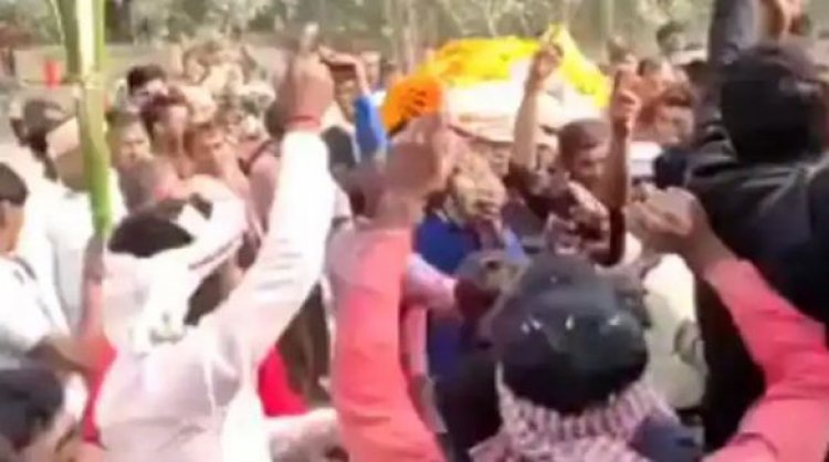 बिहार: ऑर्केस्ट्रा के साथ धूमधाम से निकली शवयात्रा, डांसर के साथ नाचते हुए श्मशान घाट पहुंचे परिजन