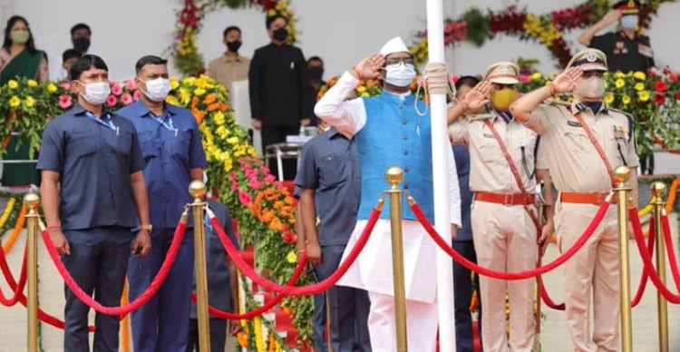 झारखंड के मुख्यमंत्री  हेमंत सोरेन ने किया झंडोत्तोलन