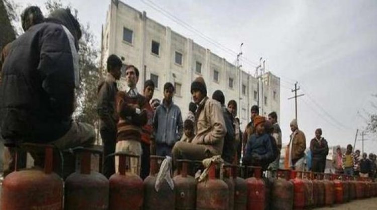 LPG सिलेंडर हो गया और महंगा, तेल कंपनियों ने 25 रुपए बढ़ाए दाम