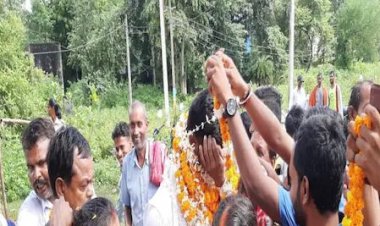 नहीं मिला जाति प्रमाणपत्र तो आनन-फानन में रचाई शादी, नई नवेली दुल्हन से भरवाया पर्चा