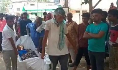 आरा: ब्रेन हैमरेज के मरीज को नहीं मिला स्ट्रेचर, परिजनों ने बोरे में सुलाकर इमरजेंसी वार्ड तक पहुंचाया