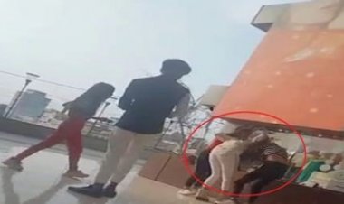 ब्वॉयफ्रेंड को लेकर शॉपिंग मॉल में ही भिड़ीं लड़कियां, जमकर चले लात-घूंसे