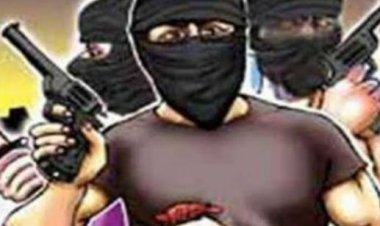 पटना : दिनदहाड़े नक़ाबपोश अपराधियों ने लुटे  15 लाख,  हुये फरार