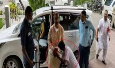 सिविल सर्जन ने छूए बिहार के स्वास्थ्य मंत्री मंगल पांडेय के पैर, फोटो वायरल
