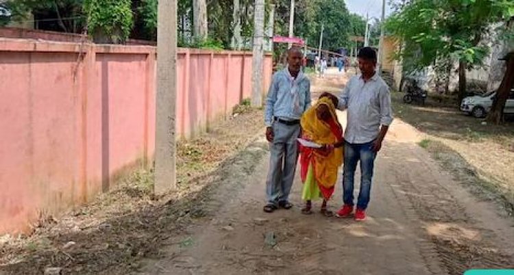 दो बेटों का सहारा लेकर ब्लॉक पहुंचीं 80 साल की पानमती देवी ने वार्ड मेंबर का भरा पर्चा, पति रहे हैं 2 बार MLA