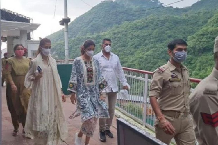 माता वैष्णो देवी के दरबार में पहुंचीं शिल्पा शेट्टी