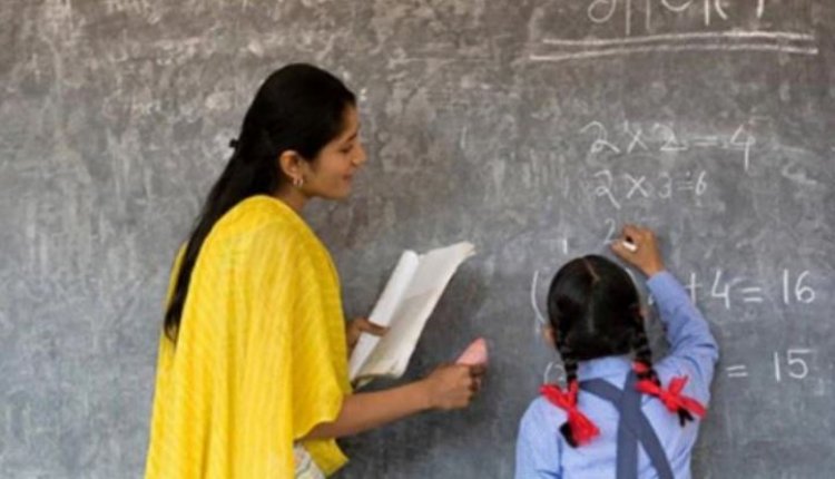 रोहतास के मिडिल स्कूल में 'खेलो और सीखो' विधि से हो रही पढ़ाई।