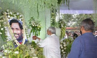 Ram Vilas Paswan की श्रद्धांजलि सभा में पशुपति पारस से दिखी CM नीतीश की नजदीकी