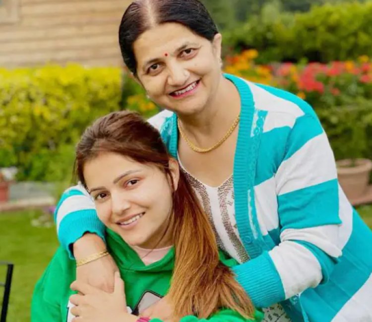 मां संग चूल्हे पर रोटियां सेंकती दिखीं रुबीना दिलैक