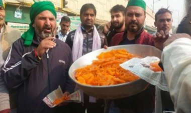 नए कृषि कानूनों के रद होने के ऐलान पर खुश हुए किसान, खाई जलेबी और बांटा रसगुल्ला