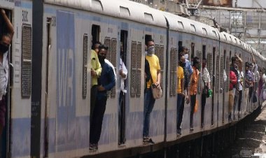 मुंबई उपनगरीय यात्रियों को रेलवे का सौगात, आठ और एसी लोकल चलाने का ऐलान