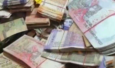 कटिहार से मिला कालाधन: ये रुपये नहीं खपा पाई मंत्री जनक राम के OSD की महिला मित्र, मिले हजार और 500 के पुराने नोटों की गड्डी
