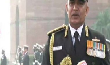 एडमिरल हरि कुमार बने नए नौसेना प्रमुख, सभी के सामने मां के छुए पैर; लिया आर्शीवाद