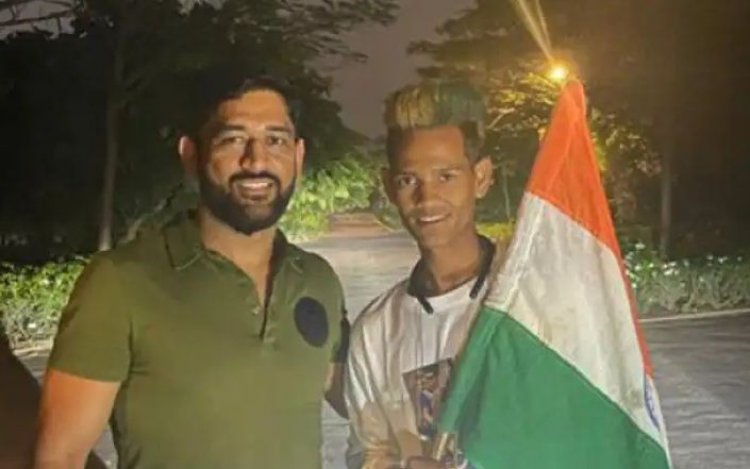 1436 Km पैदल चल रांची पहुंचा महेंद्र सिंह धोनी का यह फैन, माही ने ऐसे जीत लिया दिल