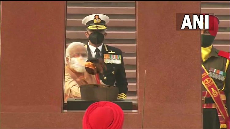 वार मेमोरियल पर नरेंद्र मोदी ने 1971 में हुए शहीद जवानों को दी श्रद्धांजलि