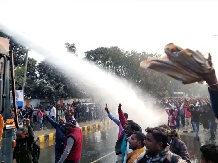 छलक पड़ा वार्ड सचिवों का दर्द: 'घुट-घुट के मरने से अच्छा है एक बार में मर जाती'