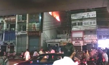 पटना के राजा बाजार स्थित पिलर नंबर49 के पास  लगी आग, दमकल की गाड़ियां मौके पर पहुंच कर आग पर पाया काबू